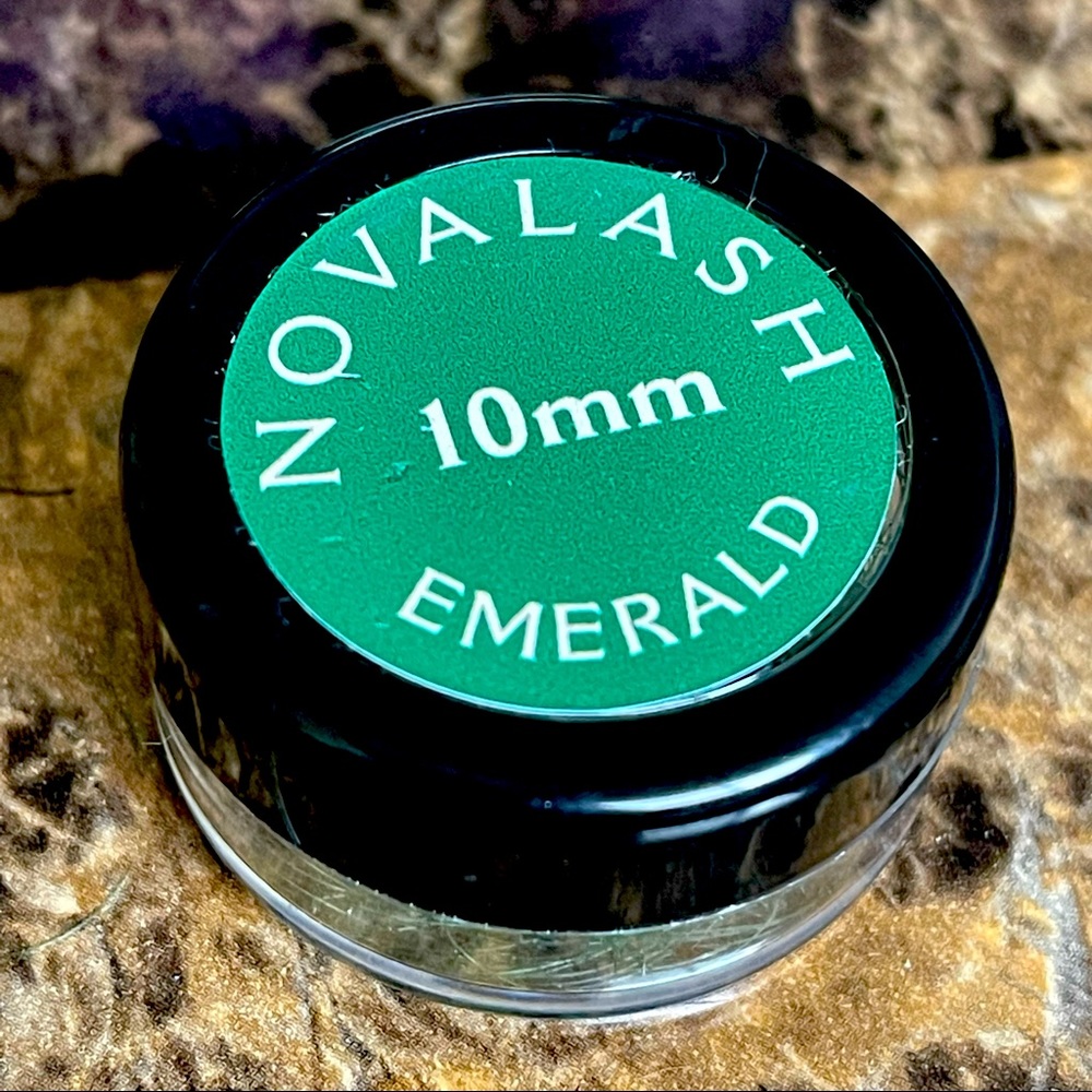 NovaLash 10mm Emerald Eyelash Extension pot